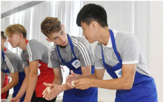 曼联青年队续备战友谊赛 与香港青年队齐学包饺子