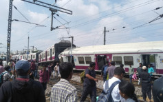 印度火车追撞3车卡脱轨 至少30伤