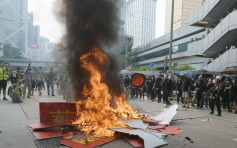 【修例風波】示威者太古廣場對開燒國慶橫額 消防開喉救熄