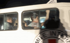 以巴衝突｜哈馬斯釋放第五批12名人質  換30巴人獲移交