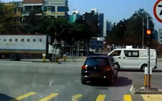 女司機「偷雞」衝紅燈險撞 累鄰車誤跟住去
