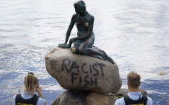 丹麦小美人鱼像遭涂鸦 被喷上「种族歧视鱼」字眼