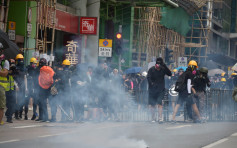 【深水埗游行】防暴警警署射催泪弹驱散示威者 沿荔枝角道推进