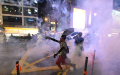 【修例风波】警旺角连发多枚催泪弹 示威者掷汽油弹还击