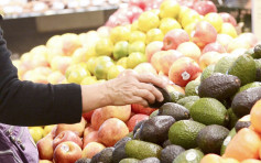 外國多款蔬果被驗出含微塑膠 綠色和平促超市加快走塑