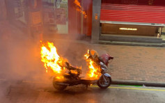 北角電單車機件過熱起火 消防開喉灌救