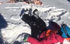 冀童偷偷坐上滑雪场缆车 摔到厚积雪上无大碍