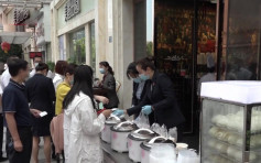 武漢五星級酒店路邊賣早餐自救 網民：價格親民 
