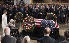 麥凱恩靈柩移送國會山莊 數以萬計公眾排隊弔唁