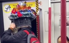 Juicy叮｜港鐵乘客戴聖誕頭套 化身「人肉聖誕樹」行走惹熱議