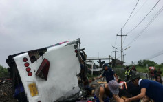 泰国观光巴遭火车撞「削顶」 至少17死30伤