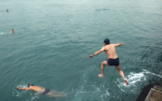 【浪卡袭港】市民到尖嘴码头观浪 泳客红磡码头冒险游早水