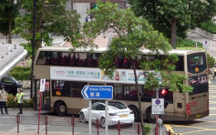 荃灣私家車與巴士相撞 楊屋道一度交通擠塞