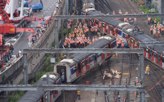 【港铁出轨】工程人员成功将一节出轨车厢吊起并移离路轨