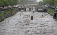 首爾「極限暴雨」｜清溪川暴漲電車停駛 撐傘也濕透