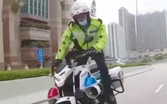 网传交通警骑铁马花式扭动 警方:正处理单车霸占行车线投诉