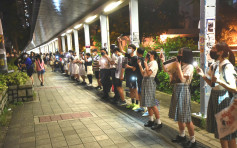 【修例风波】群众天水围发起「人链」抗议 多名中学生穿校服参与