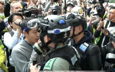 【修例风波】许智峯与在场警员口角 促警停止挑衅市民