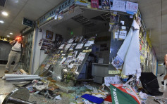 【元朗暴力】何君堯荃灣辦事處玻璃被擊毀 示威者貼標語掟雞蛋