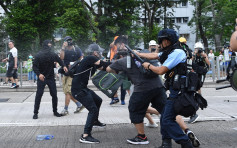 【逃犯条例】沙田爆冲突警察放胡椒喷雾 示威者投掷物品设路障