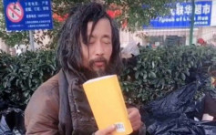 上海「流浪大師」博覽群書爆紅 曾任職公務員