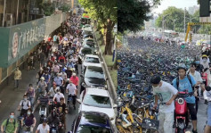 广州海珠区停课禁堂食地铁巴士停运 数以百计民众踩单车出门