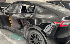 大角咀海富苑Tesla遭砸爆车窗偷袋 失1.2万现金及购物券