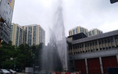 青衣消防局外爆水管 喷20米高水柱