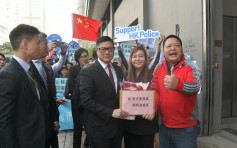 鄧炳強出席中西區區議會會議 兩批示威者場外隔馬路對罵