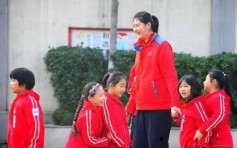 14岁篮球女将2.26米高 同姚明一样