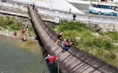 旅客无视禁止通行警告 导致吊桥翻侧15人受伤