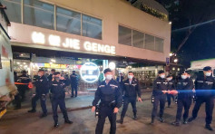 旺角「桔梗」晚上遇警搜查 傳媒及途人店外圍觀