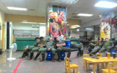 暴雨水浸成灾 台湾军人救灾倦极坐著睡 撼动人心