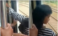 印度少女失重心跌出火车 乘客眼明手快救回一命
