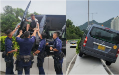 赤鱲角货Van铲上石壆 车轮悬空摇摇欲坠 机场特警助拯救