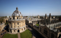 调查指英国顶尖学府收近双倍学费 招收海外成绩较逊学生