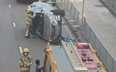 屯门私家车避切线车撞栏翻侧 22岁女司机一度被困获救轻伤