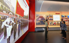 麦美娟率团参观驻港部队展览中心  认识解放军光辉历程