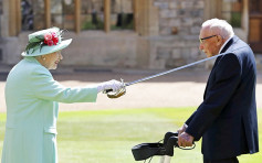 英國百歲二戰老兵步行為醫護籌款 獲英女王封爵