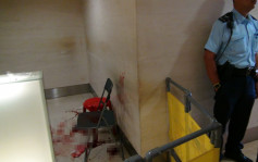 长沙湾广场男子被两汉追斩 背中4刀送院救治 
