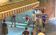 荃灣戴手套白衣漢聚集疑手持武器 途人被趕警車到場巡查