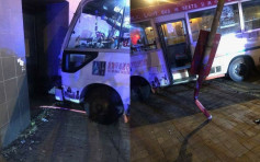 再现铲巴士站意外 红Van撞车失控3人伤