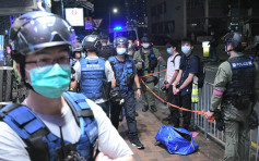 防暴警荃湾路德围截查市民记者 带走2人包括未成年记者
