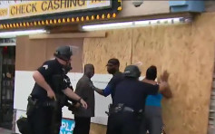 黑人制止搶劫反被警銬起 美國傳媒直播全拍下