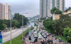 九龙新界示威者占据多条马路 交通混乱巴士改道