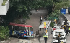 红Van失控撞货车的士 铲上巴士站 司机2乘客受伤