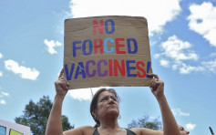 波士頓數百人上街抗議 反對強制學生接種流感疫苗