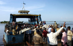 刚果渡轮超载翻沉　至少27死54失踪