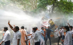 印度民众抗议缺水遭警察发水炮驱逐 网民：早知带个水桶