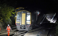 英国西南部两列载客火车相撞 十多人受伤